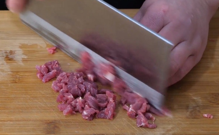 做麻婆豆腐时，豆腐要不要焯水大厨教你正确做法，豆腐滑嫩Q弹