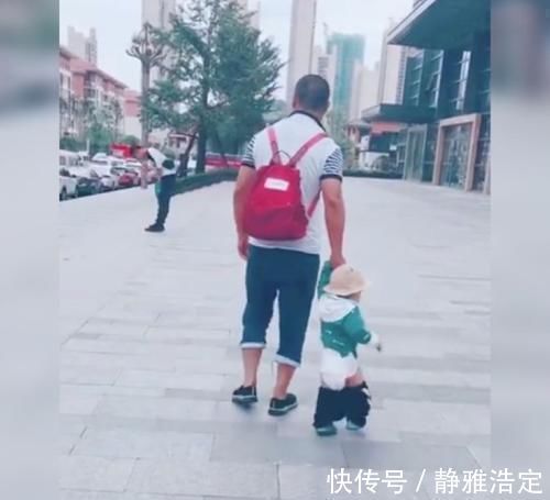 爸爸|亲爸带娃逛街,娃的裤子始终没机会提上去,网友回家肯定跪榴莲