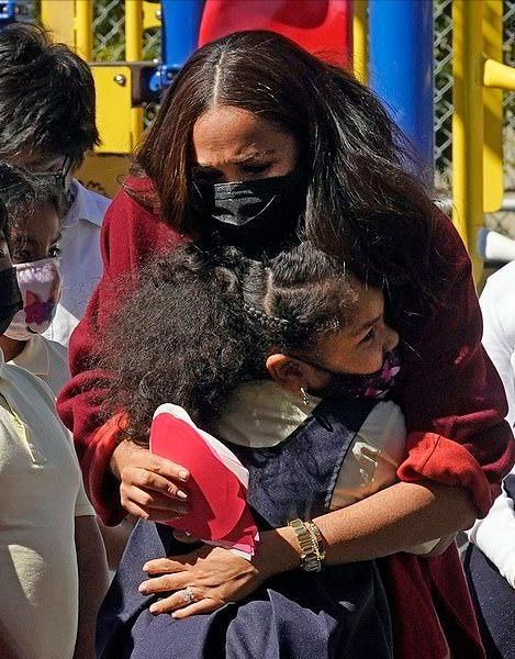 红色系 梅根真有钱啊!三天行程6套衣服60万,外加260万珠宝,土豪风十足