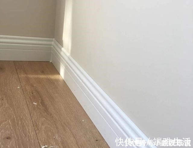 开槽|想要美观,我家选择暗装踢脚线,师傅:承重墙上凿墙角,你再想想