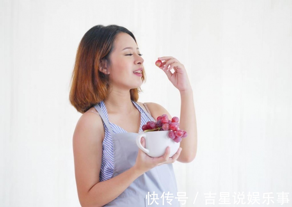 血糖控制|孕妇吃苹果孩子皮肤白,吃葡萄眼睛大?错!医生:两类孕妈别吃