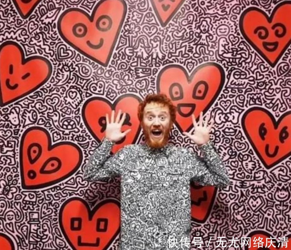 他是英国“灵魂画家”,跟画融为一体,所到之处全是画