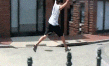 搞笑|搞笑GIF:2、不小心把小姐姐辫子揪掉了,这样还有救么?