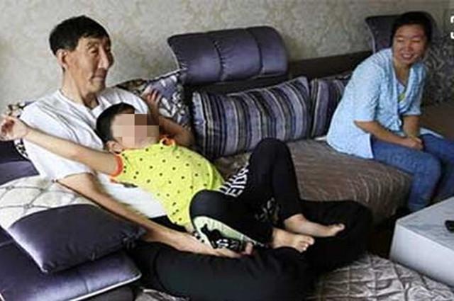 巨人|中国第一巨人身高2.36米,不顾医生反对生下一子,孩子现状成这样