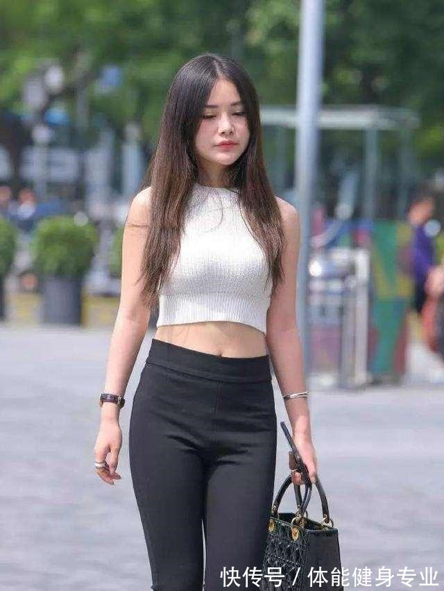 露脐上衣 白色露脐上衣搭配黑色休闲打底裤，简约不简单，凸显优雅气质！