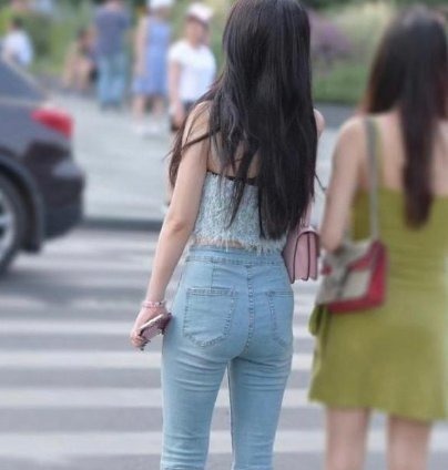 身材 简单的牛仔裤搭配,展现出可爱迷人的身材,充分显示出女神气质