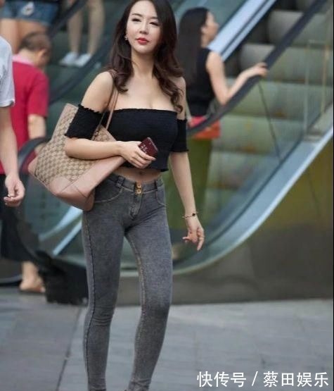 街拍 紧身牛仔裤的美女,街头感十足,随便穿就很有魅力!