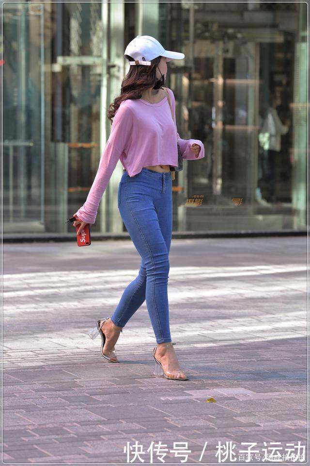 牛仔裤|粉色上衣搭配紧身牛仔裤,清新又时尚,魅力无限