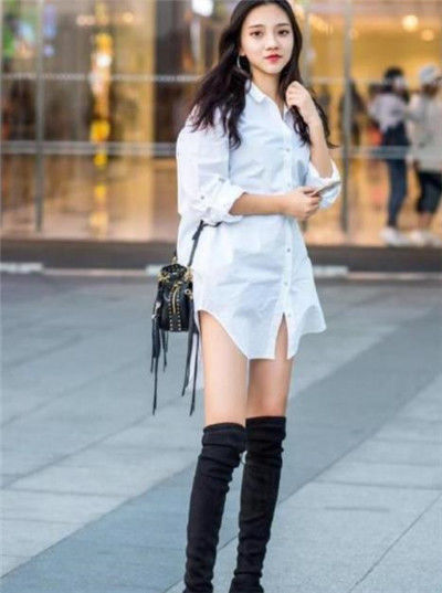 紧身裤|街拍优雅靓丽的小姐姐,绿色上衣搭配黑色紧身裤,美丽又动人