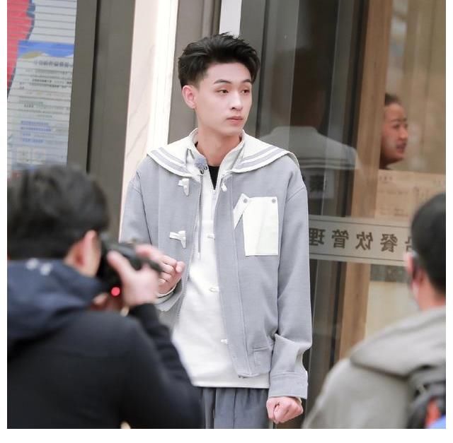 老秦|秦霄賢錄制奔跑吧，衣服單薄冷到攥緊拳頭