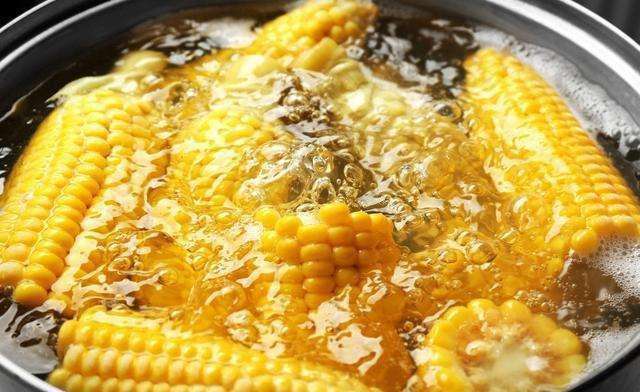 煮玉米还分冷水下锅和开水下锅,以前都白吃了,此法吃更健康
