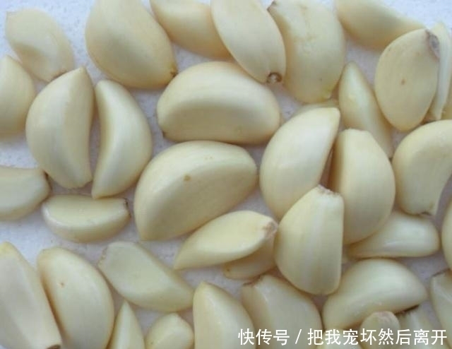 腊八|腌制腊八蒜时,多加一点它,让蒜又脆又绿!