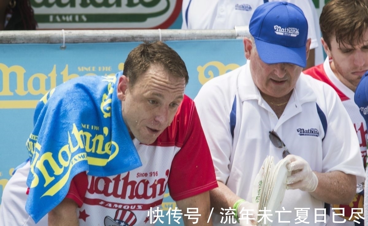 奇葩“吃香肠”比赛，10分钟内吃完74只热狗，各种表情太遭罪