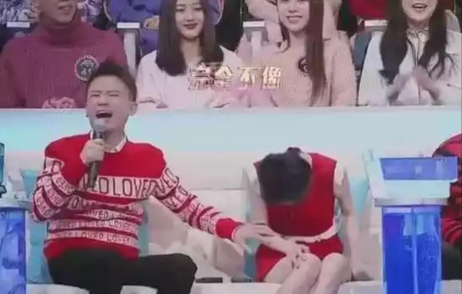 冯提莫|冯提莫上节目被男嘉宾占便宜,被摸大腿20多次,网友:这人真恶心