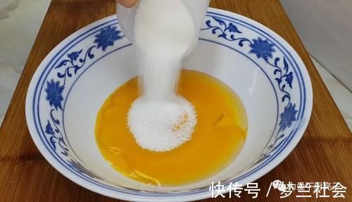 家常自制桃酥做法,烤盘里一放,个个香酥又掉渣,出锅孩子都爱吃