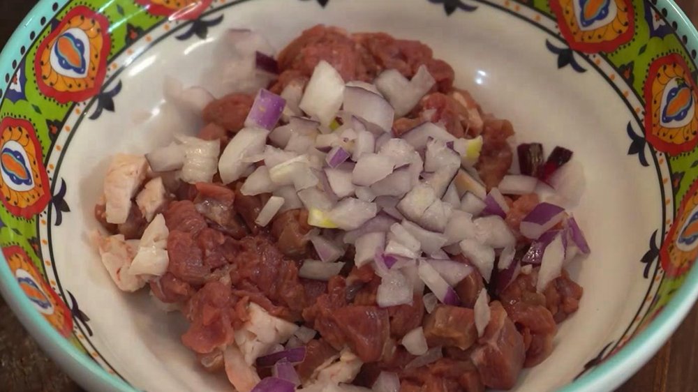 新疆酥皮烤包子,外皮酥脆味道鲜美,咬一口满满都是肉,太攒劲了