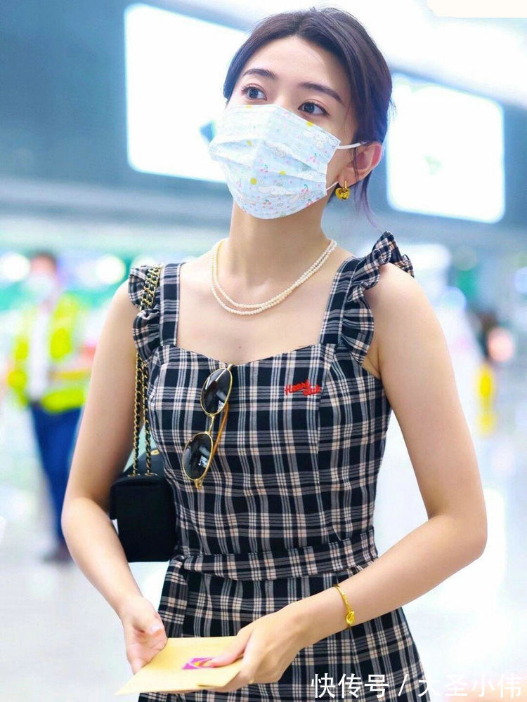 小肚腩|美女街拍:深色的连衣裙,成熟又性感的同时,显得女人味十足