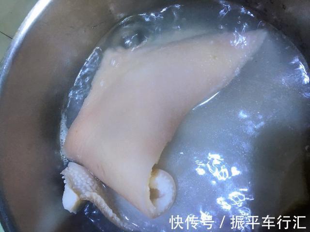 女人|女人要常吃猪皮，滋补又养颜，烤着吃，一口一个好吃到停不下来了