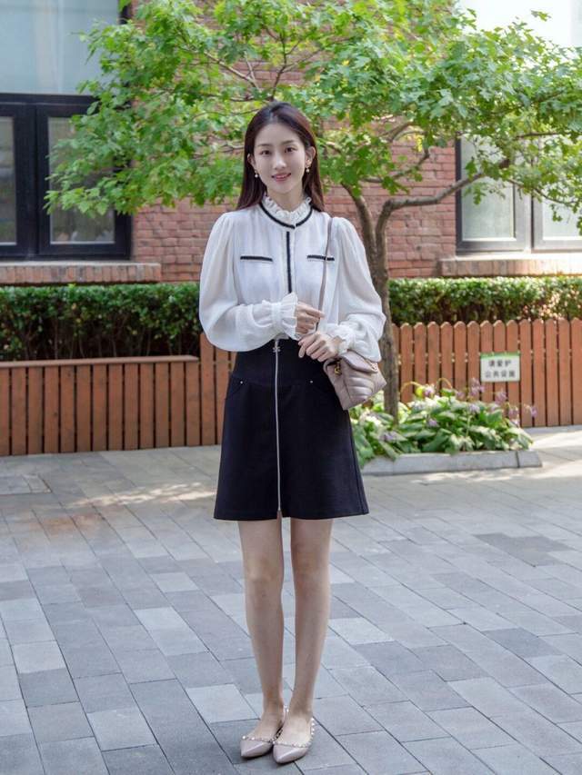 西服|想变成“商圈精英”的女神,试一试西服搭配波点连衣裙,高贵大气