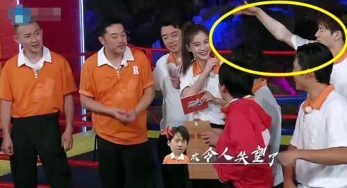 嘉宾 她才是《跑男》最得宠的女嘉宾,被王嘉尔主动牵手,还“揽在”怀里