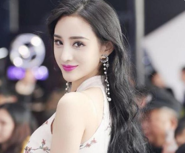 车模|25岁的美女车模,穿旗袍大秀好身材,坚持健身是关键