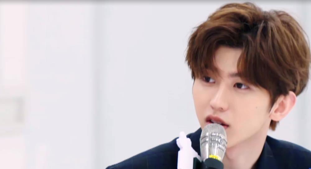 蔡徐坤遇见和自己同年同月同日生的女孩,反而被女孩回复笑到了