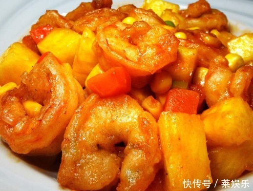 做的”年夜饭“最抢手的一道菜,大孩子小孩子围在一起,团团圆圆