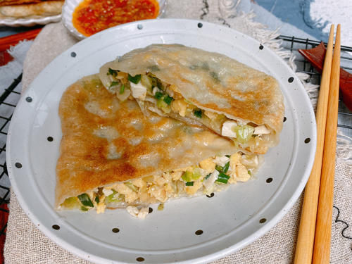  鸡蛋|冬天要多吃白菜馅饼，不发面不烫面，皮薄馅多不破皮，放凉也不硬