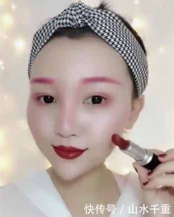 小姐姐|小姐姐化妆“不走寻常路”,仅一支口红搞定整张脸,网友:求教!