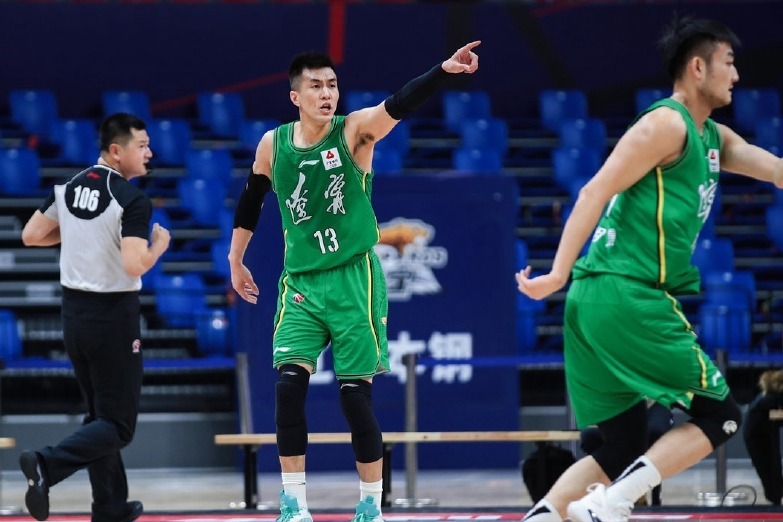 杨鸣|郭艾伦赛后爆粗口事出有因,杨毅说公道话,杜锋外甥2点太过分