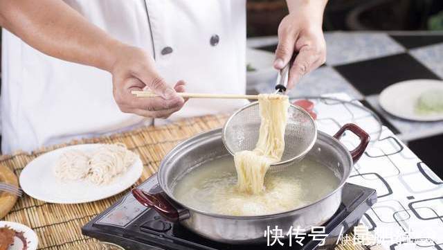 煮面条时，掌握3个诀窍，煮出来的面条香浓耐嚼，不粘锅也不成坨
