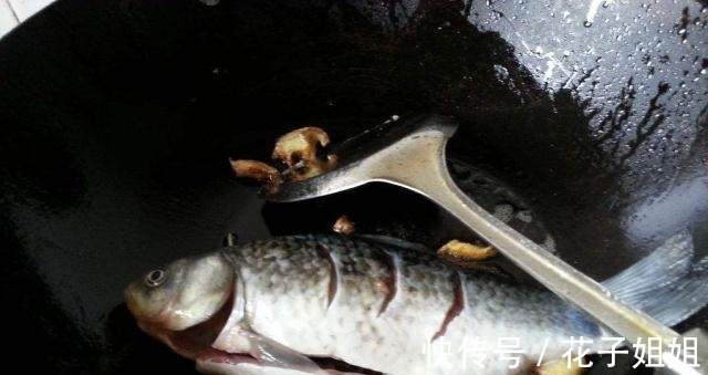 烤鱼|这样煎鱼省油又不粘还不溅油不破皮!在鱼身上涂一物,赶紧试试吧!