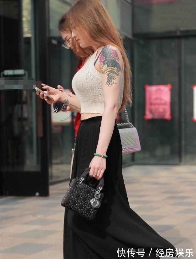 紧身上衣 小姐姐的紧身上衣突显好身材,阔腿裤完美遮肉,穿搭满分