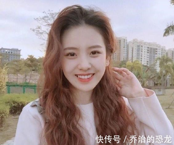 脸型 想拥有女神级偏分发型，不要忘记做这两件事，修饰脸型更有高级感！