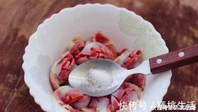 部位|鸡身上最脏的部位,里面含大量重金属,白给都不要,炒菜要扔掉
