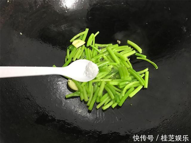 冬天要多吃此素菜,2块钱一把,简单一炒,鲜香美味,好吃又营养