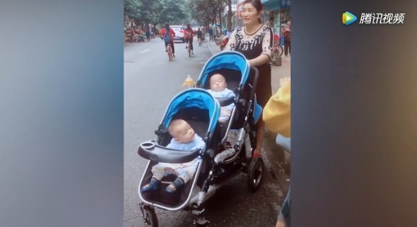 姥姥|奶奶一人带三胞胎上街,一手推三车,前排弟弟的反应太可爱