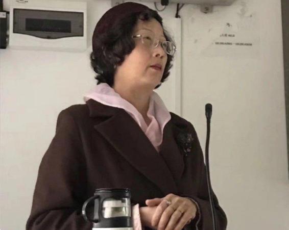 审美观|大学老师“精致”穿搭走红,每天衣服不重样,学生:堪比时尚达人