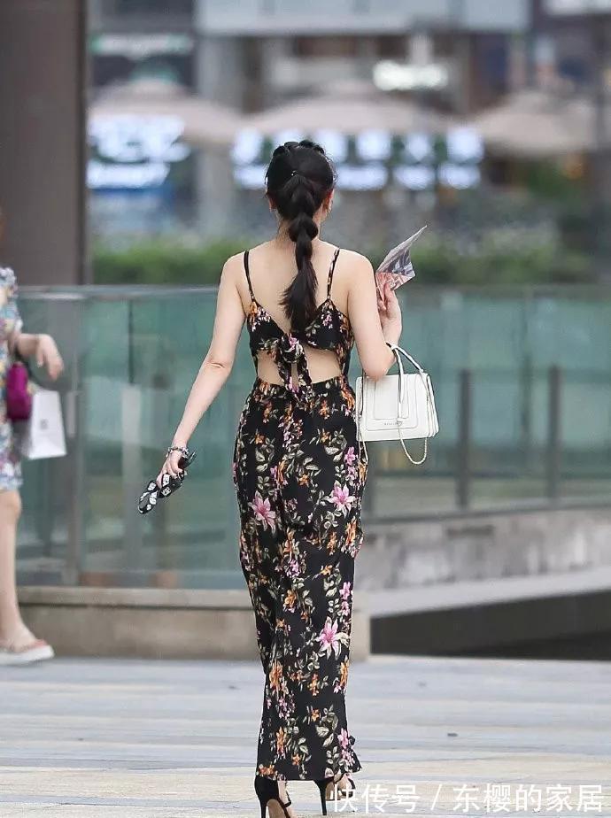 美女|美女脚上一双绑带的高跟凉鞋,红色的色调,带着青春与时尚