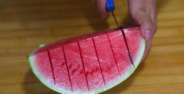 果汁|开启吃西瓜的创意新方式用这三个动作切西瓜它不脏也不流果汁