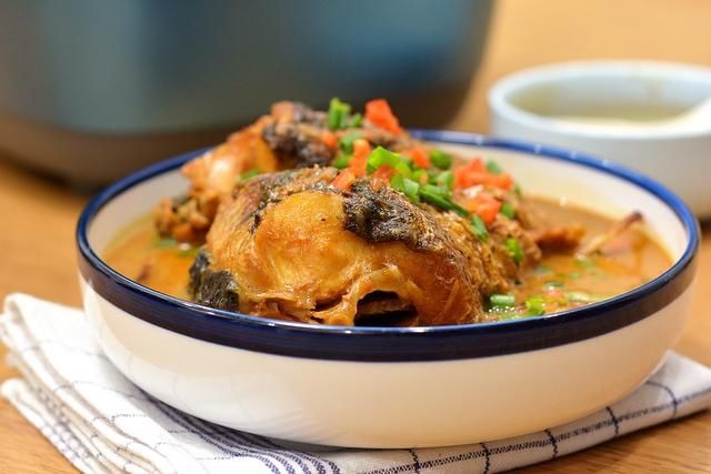 啤酒炖草鱼真够味，肉嫩汤浓，用电饭煲炖省心省事营养不流失