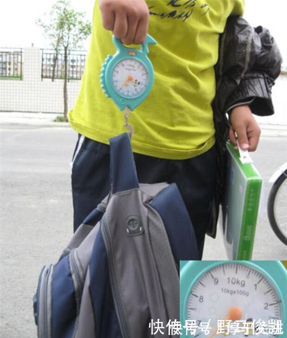 题海战术|“儿子的书包我拎不动”初一孩子书包重达20斤,网友的评论很中肯