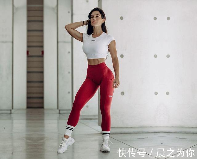 肌群|美国健身教练，身材火辣，半球形翘臀性感，分享壶铃摆动高效练臀