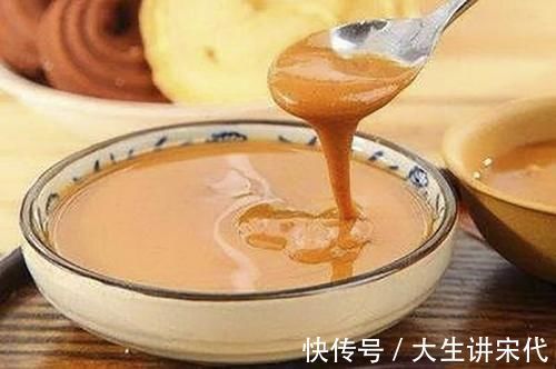 小哥|调芝麻酱时,最忌直接加水调,大厨教你一个妙招,口感细腻又香浓