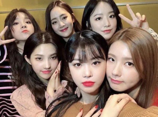 女孩子 宋雨琦參加韓版跑男,當她說出自己曾是MC時,嘉賓表情亮了真長臉