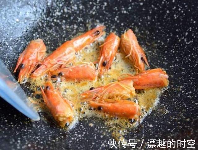 虾仁菌菇豆腐这三样食材在一起，打造一锅鲜香味美的海鲜汤