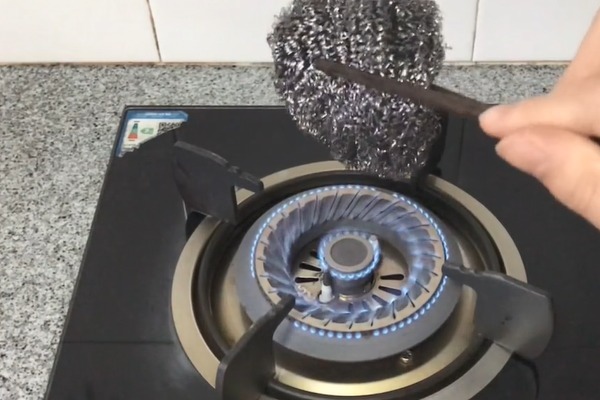 把钢丝球放火上烤一烤,好多人不知道有啥用,10个家庭9个都需要