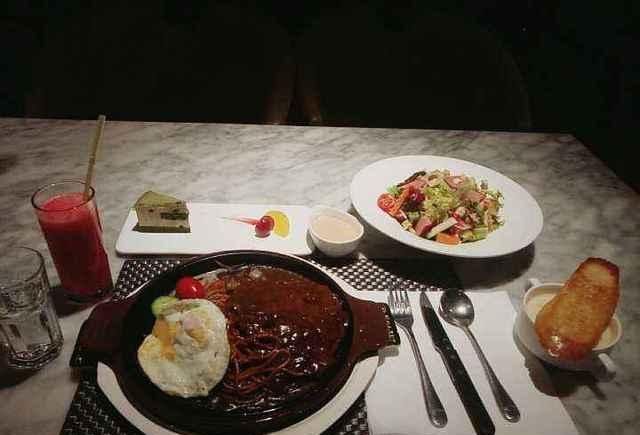 服务员看到|一个人吃牛排,想上厕所怎么办服务员刀叉这样摆,我们不收盘