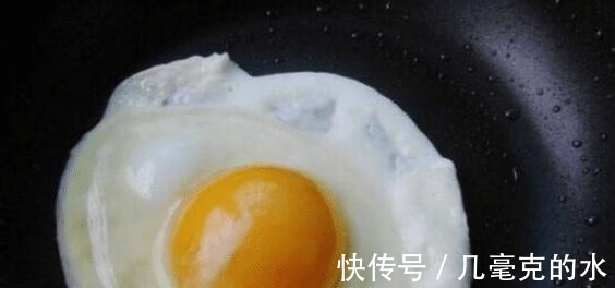 煎荷包蛋时,别直接下油锅了,多加这一步,荷包蛋完整口感还好!
