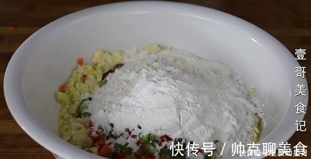 豆腐我家从不红烧，简单一压一搅，出锅太香了，上桌连汤汁都不剩